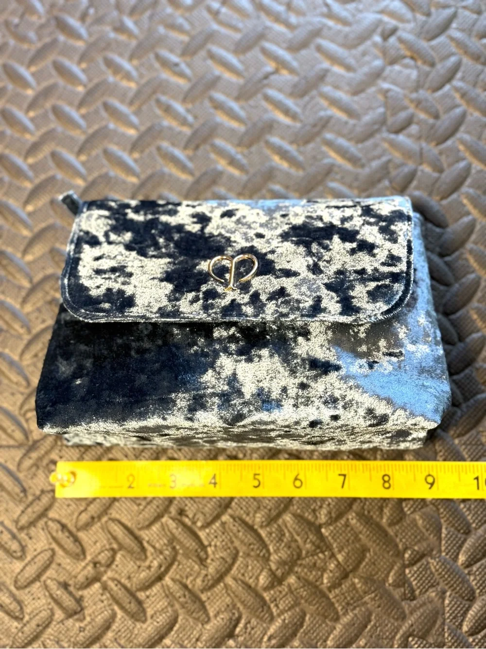 Cle’ de Peau Beaule’ Velvet Cosmetic Clutch Pouch